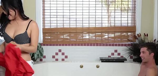  Cindy Starfall gives Dylan Snow a bath tub handjob experience!